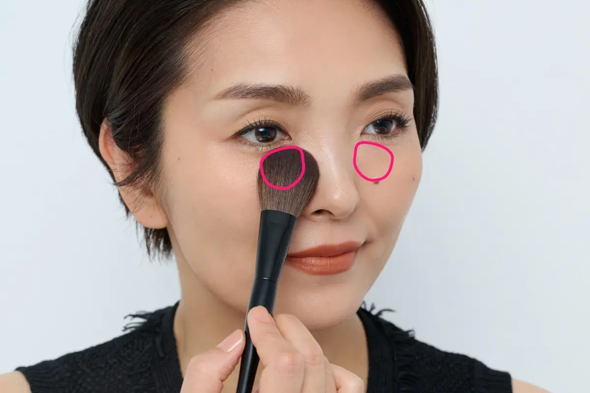 OurAge×Webエクラ　40代50代　モード顔　チークの入れ方　ブラシに残ったチークを目の下にも当てる