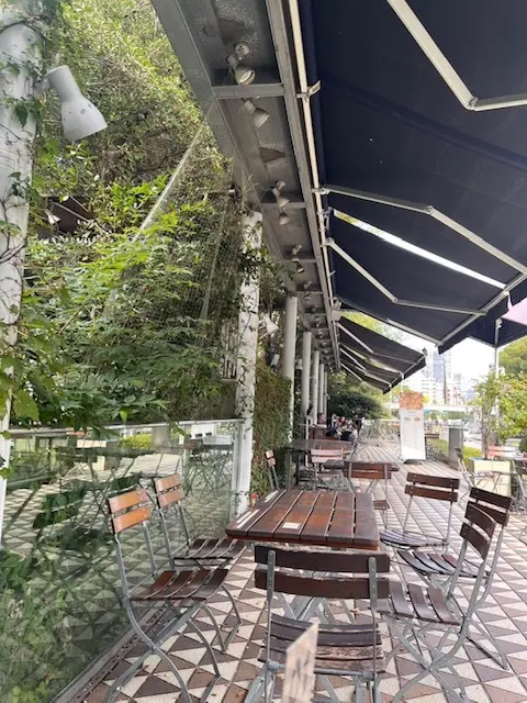 テラス席でランチと街歩きの画像_3