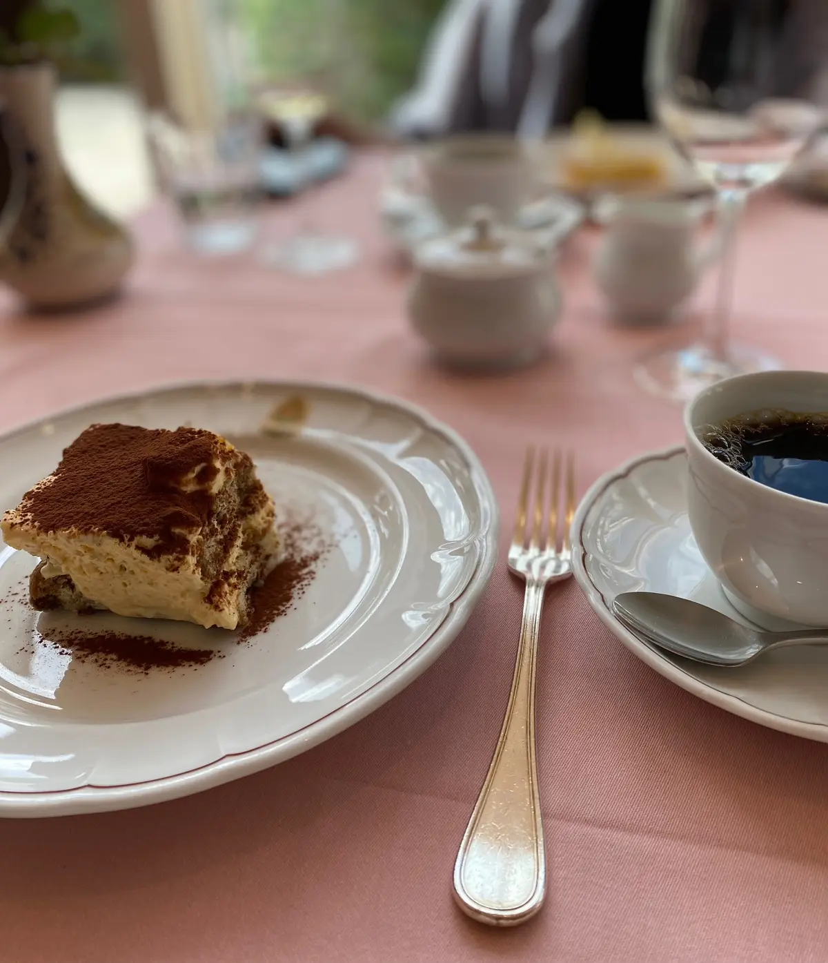 La Terrazza SABATINIのクラシックなティラミスと食後のコーヒー。エレガントな器と淡いピンクのテーブルクロスが印象的。