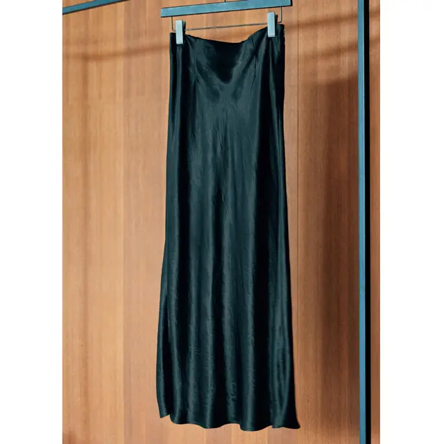 サテンスカート