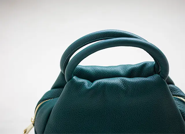 柔らかな持ち心地でありながら、丈夫な天然シュリンクレザー製