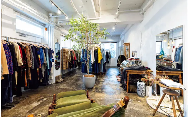 坪田さん絶賛のスタイリッシュな店内インテリア。ミリタリーパーカにランバンのロングジレを合わせるなど、大人の女性がまねしたくなるヴィンテージミックスを提案している