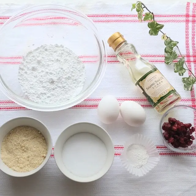 お菓子作り　クランベリー　アーモンドプードル　米粉　卵　甜菜糖　太白ごま油