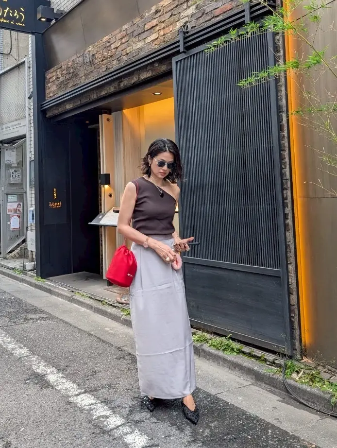 大人カジュアル　デニムコーデ　サテンカバン