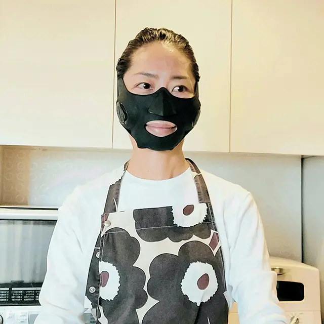 シートパックの上に装着。 朝食を準備しながら小顔へ！ （YUKOさん／ ヤーマン メディリフト）