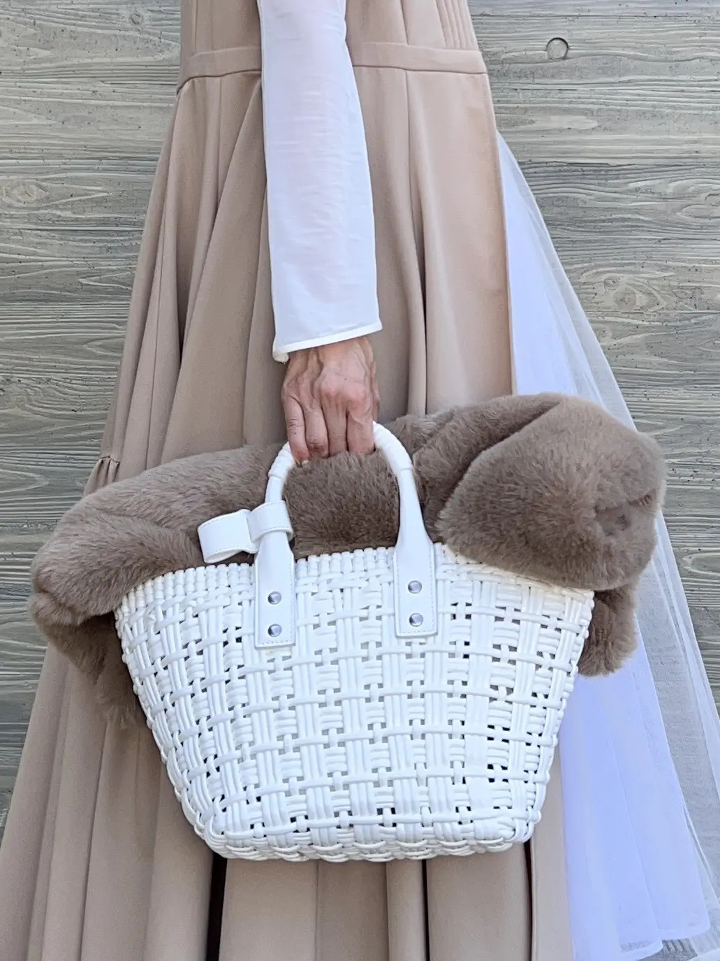 ベージュのロングジレ着回しコーデの画像_9