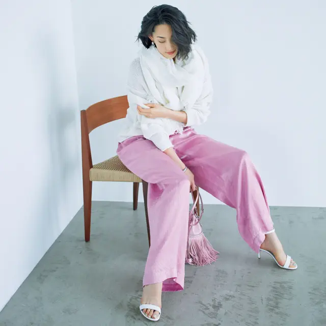 華やかカラーのツヤパンツはアンクルストラップで抜け感を