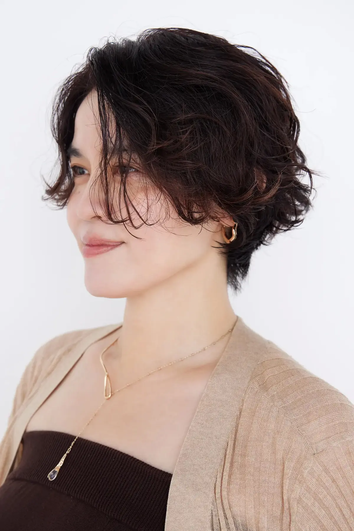 うねりにパーマをプラス！悩みを逆手に取ったショートスタイルで小顔見え【50代髪型・ヘアスタイル】