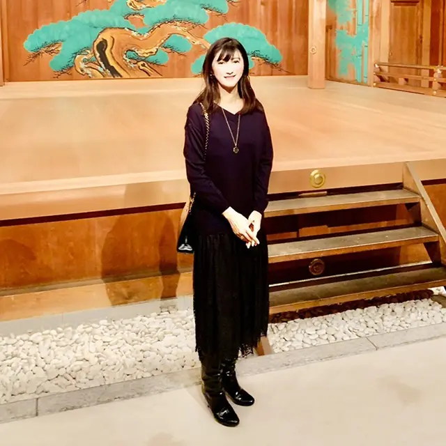 旬のネイビーコーデで能鑑賞