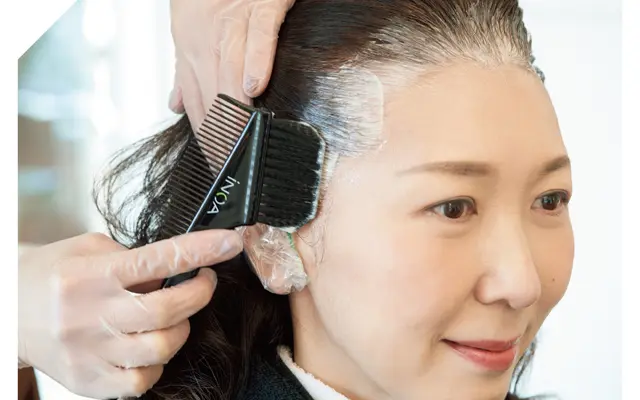 白髪の気になる顔まわりから塗布していく