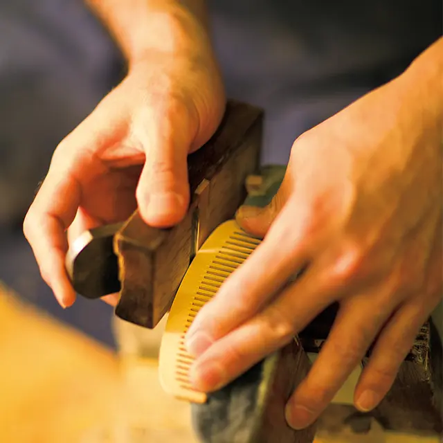 峰を削る作業は小型の鉋で行う