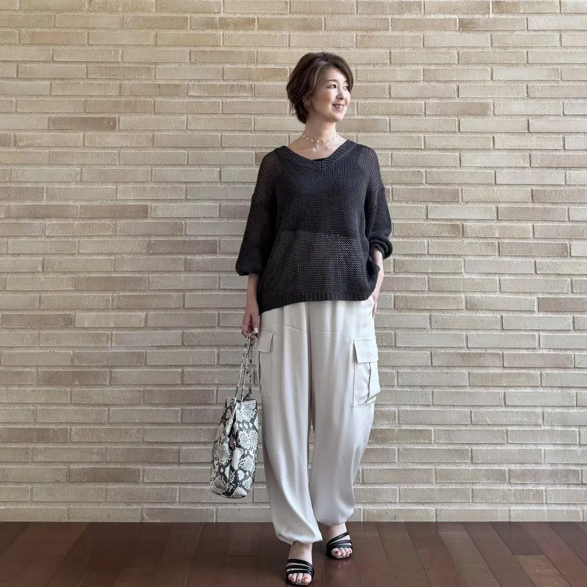 ざっくりリネンニット×ツヤ感カーゴパンツの画像_4