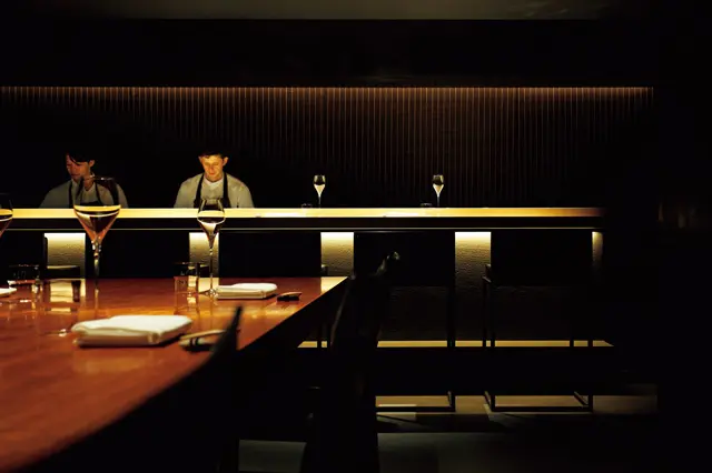 奈良檜の一枚板のカウンターと大きなテーブルが