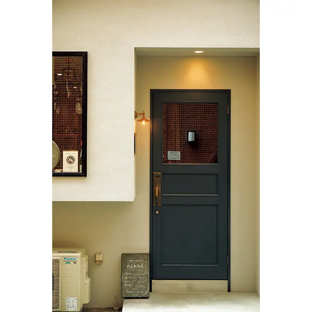 路地奥の一軒 家