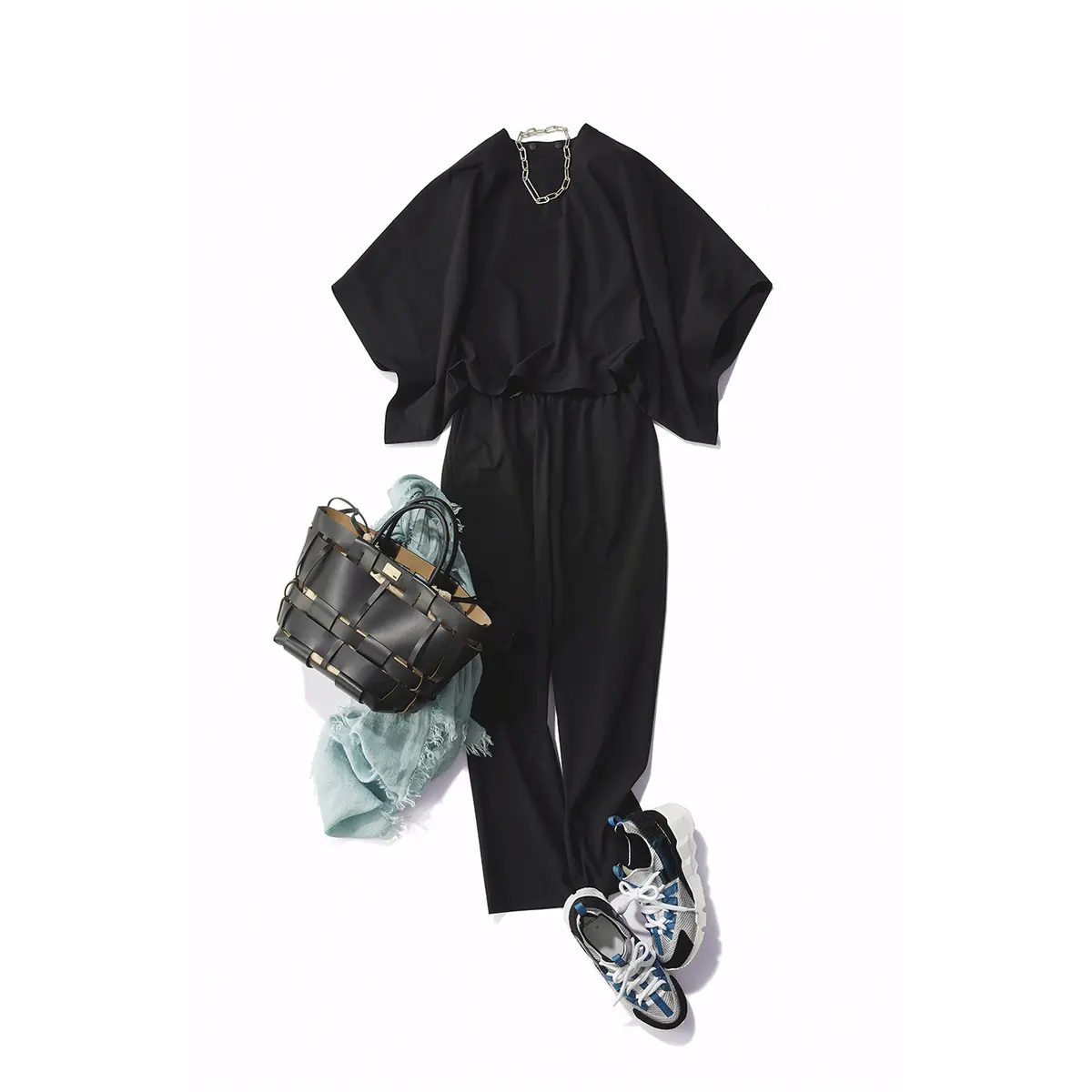 黒カットソーとパンツのオールブラックコーデ