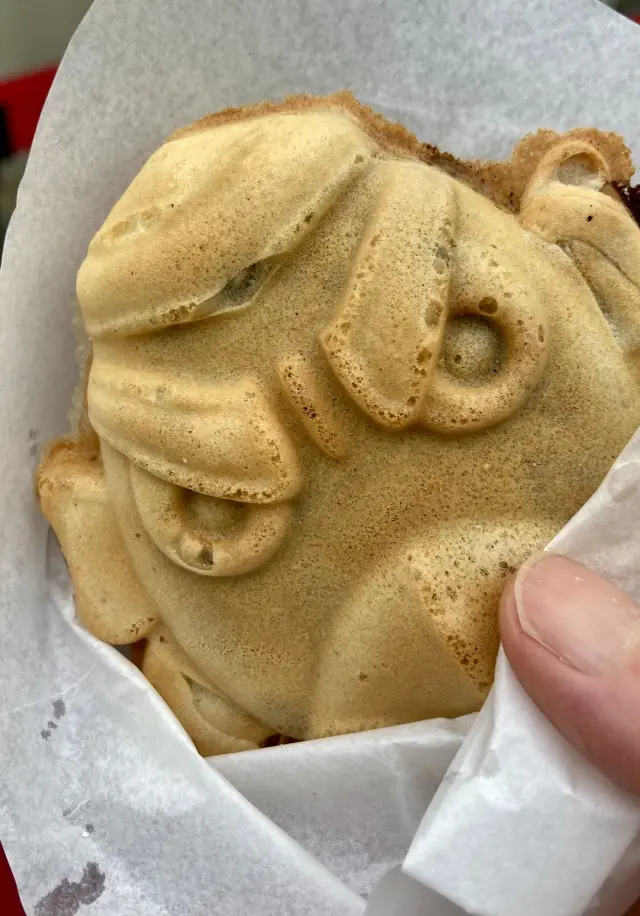 まわりは「カリッ」中は「モチモチ」の天狗焼き。熱々をいただきます。