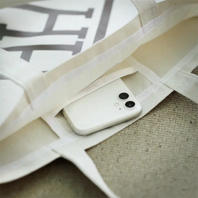 りがちなカード 入れやスマートフォンを収納できる内ポケッ トつき。スマートに出し入れできる大きさ。