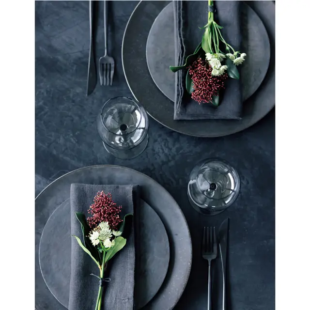 ダイニングテーブルに飾る花　2種の小花でミニブーケを作り、テーブルセッティングに添えて