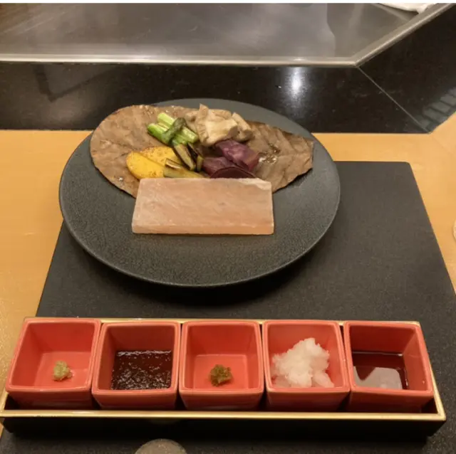 紅葉とクリスマスモードの椿山荘の画像_6