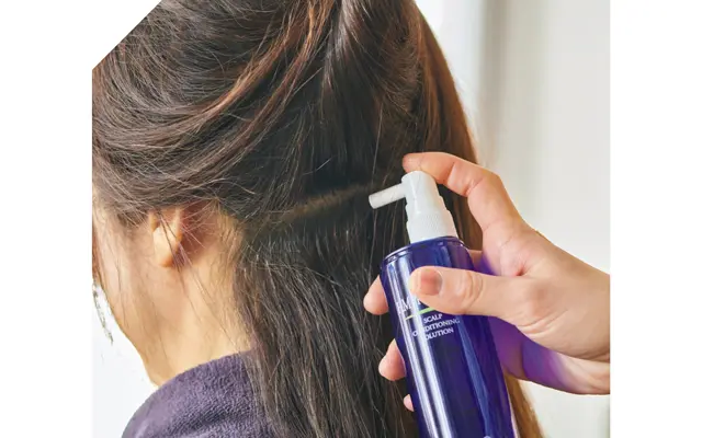 血行促進効果のあるハーブエキスを配合した頭皮用ローションを塗布。頭皮の炎症を予防したり、揺らぎやすい頭皮のバランスを整える。