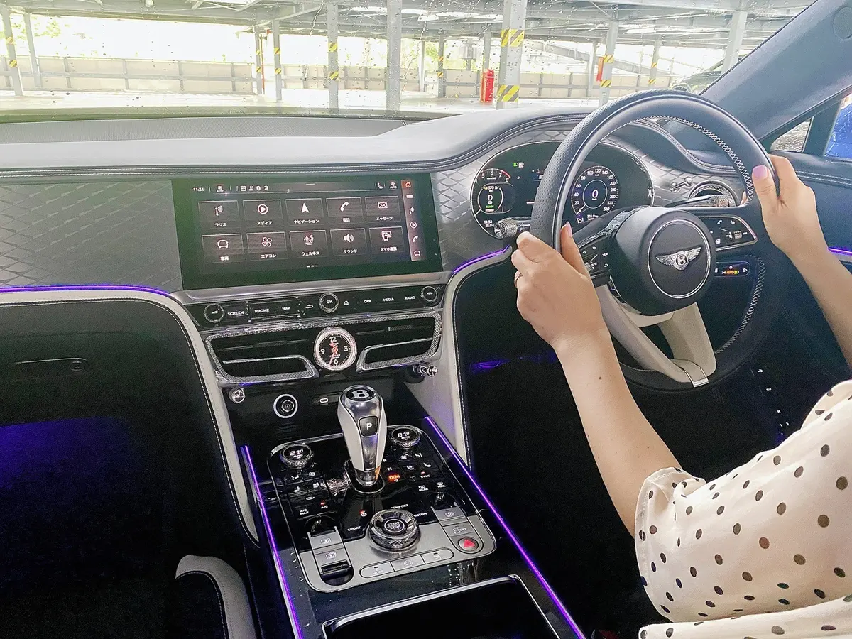 ベントレー フライングスパー 内観 運転席 マダムの“ぐっとくるクルマ”試乗 Webエクラ