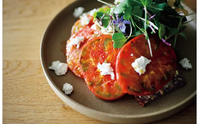 「アメーラトマトローストと彩野菜のスモーブロー」￥1,600