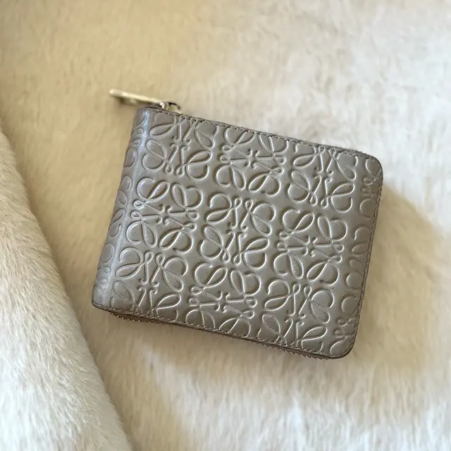 ロエベのジップウォレット