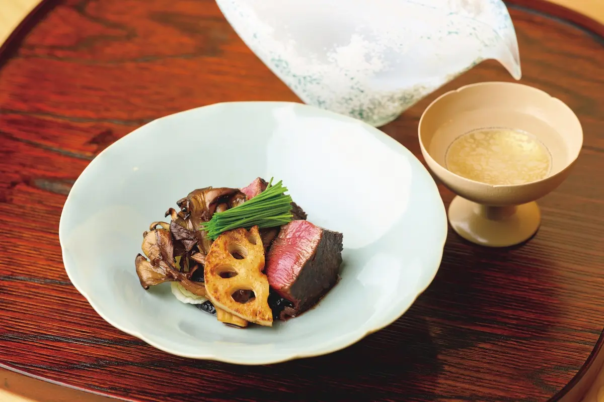 国内旅行　金沢　和食　志木葉　肉は30～40g とちょうどいい量。定番はバルサミコとわさ びのソース。海鮮も可能。北陸などの辛口日本酒をラインナップ