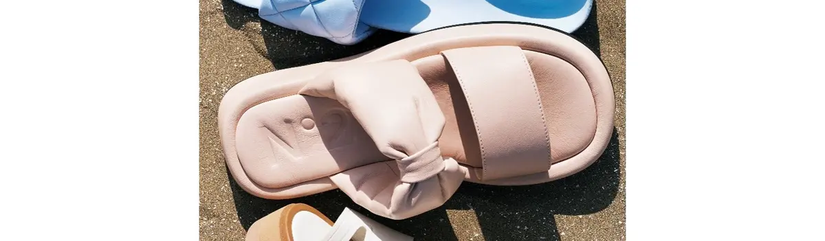 靴（3.5）￥90,200／イザ（ヌメロ ヴェントゥーノ）