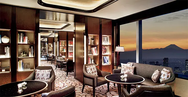 4つのエリアに分かれた快適なクラブラウンジ