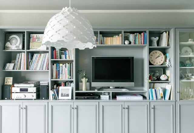 壁面収納には大好きなレコードやプレーヤー、本や食器を収める