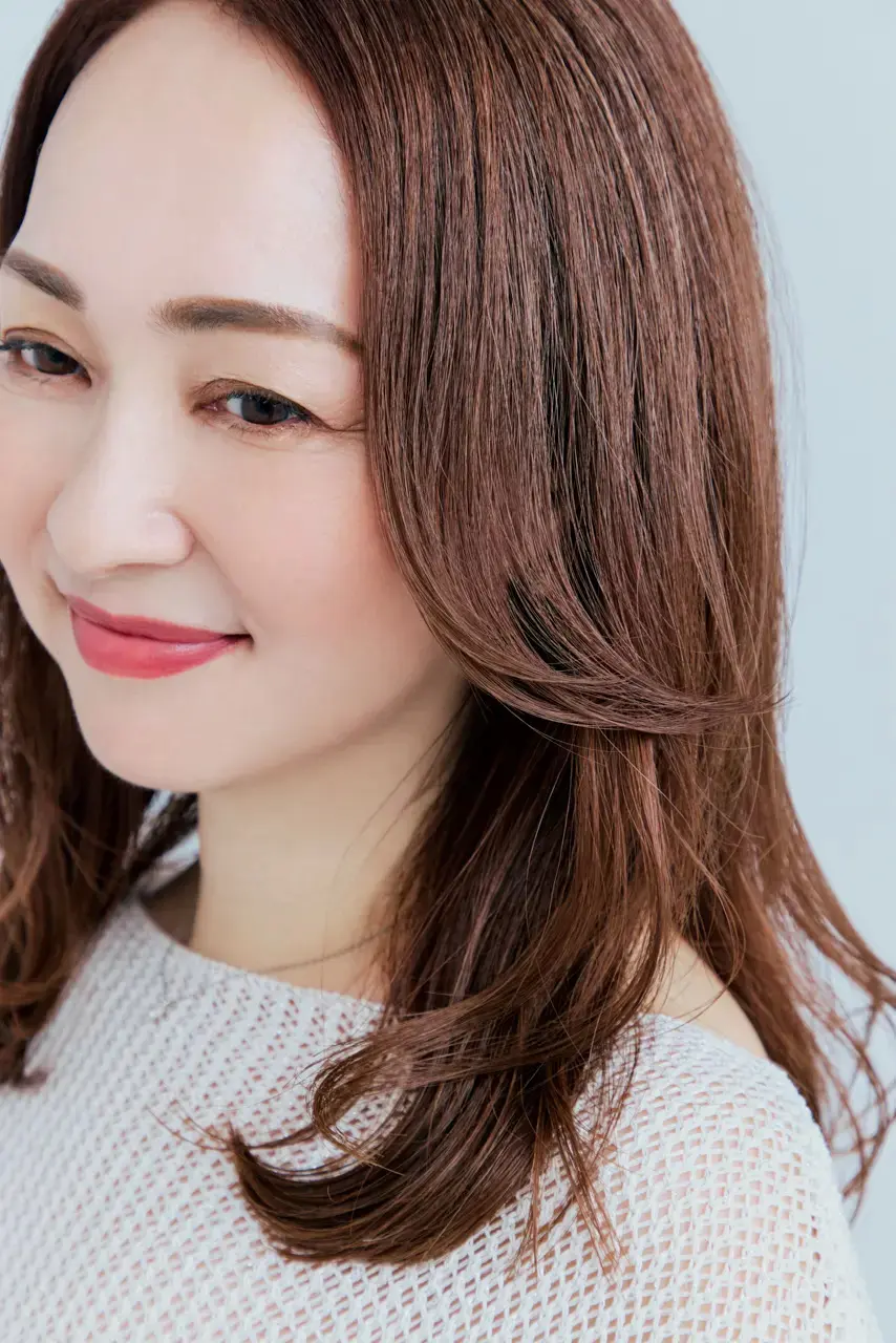 髪のうねりや広がりを抑えて、顔をリフトアップして見せる“ローレイヤーミディ”