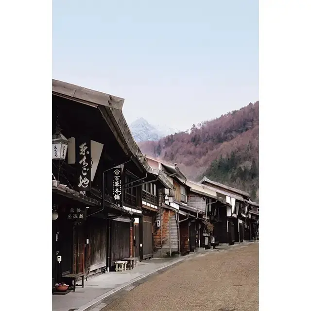 江戸時代の面影を今に残し、一見、映画のセットにも見える奈良井宿。