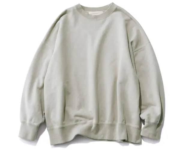 素肌になじむ、ほのかにピンクを帯びたベージュならオールマイティ。