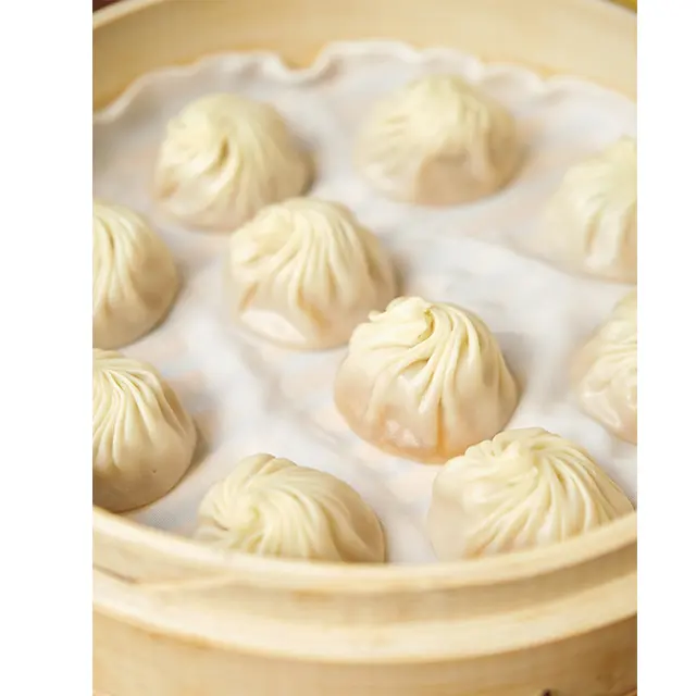 1個の小籠包は18ヒダ、重さは21gという鉄則の黄金バランスが。熟練のシェフたちでさえも定期テストを受けて、『鼎泰豐』の味を守っている。小籠包10個NTD250