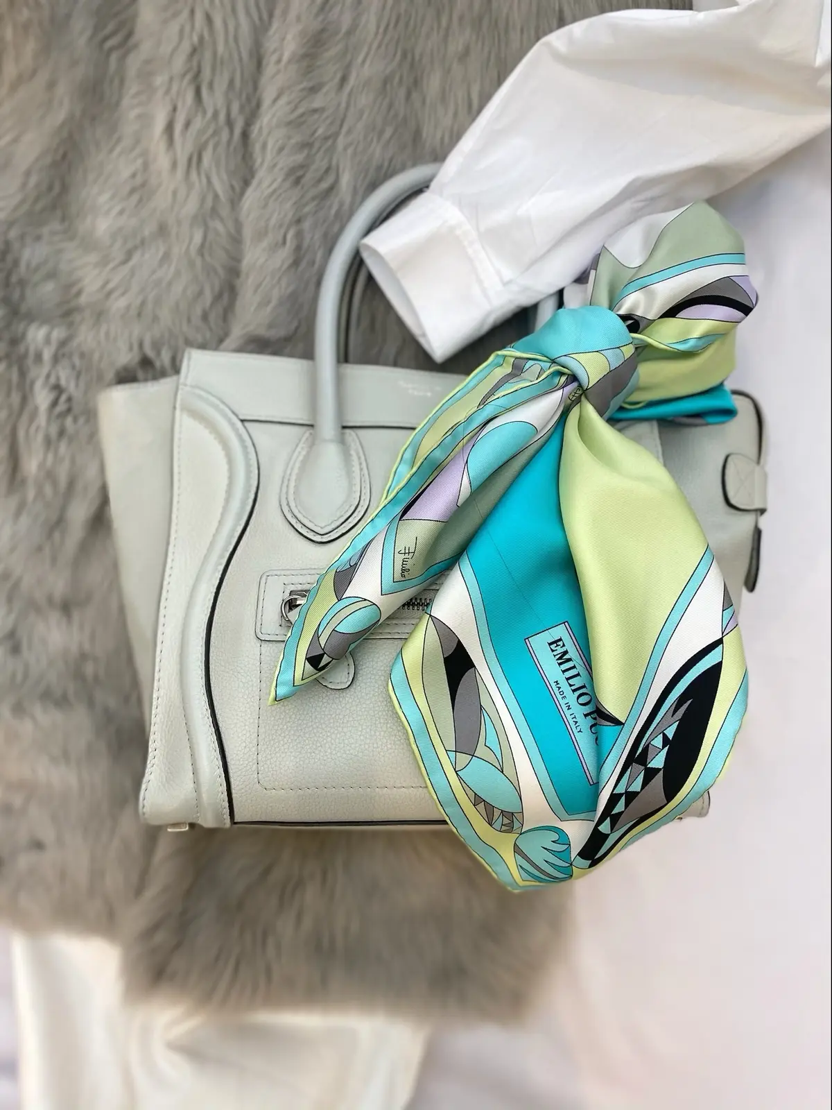 スカーフの華やかさでフェミニンに！の画像_3