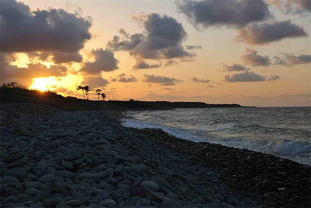 コロコロと石がぶつかりあって鳴る、全国でも珍しい海岸