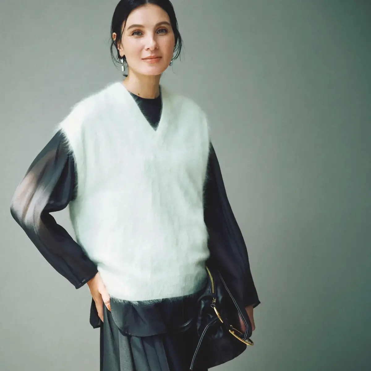 ファーニットベストのふわふわ感とシアーブラウスの色香のギャップが大人のシャレ感を醸成