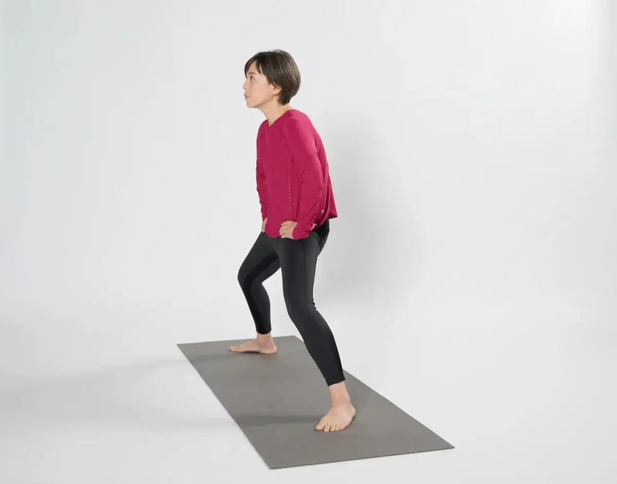 骨盤が後ろに倒れてしまったり、背中が丸くなってしまうのはNG。