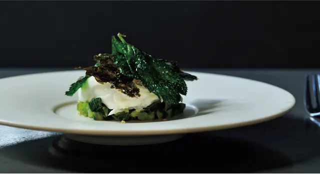 模湾の魚のスペシャリスト、長谷川大樹さんが締めるアカハタに近隣の土の香りをまとわせた土釜焼き。