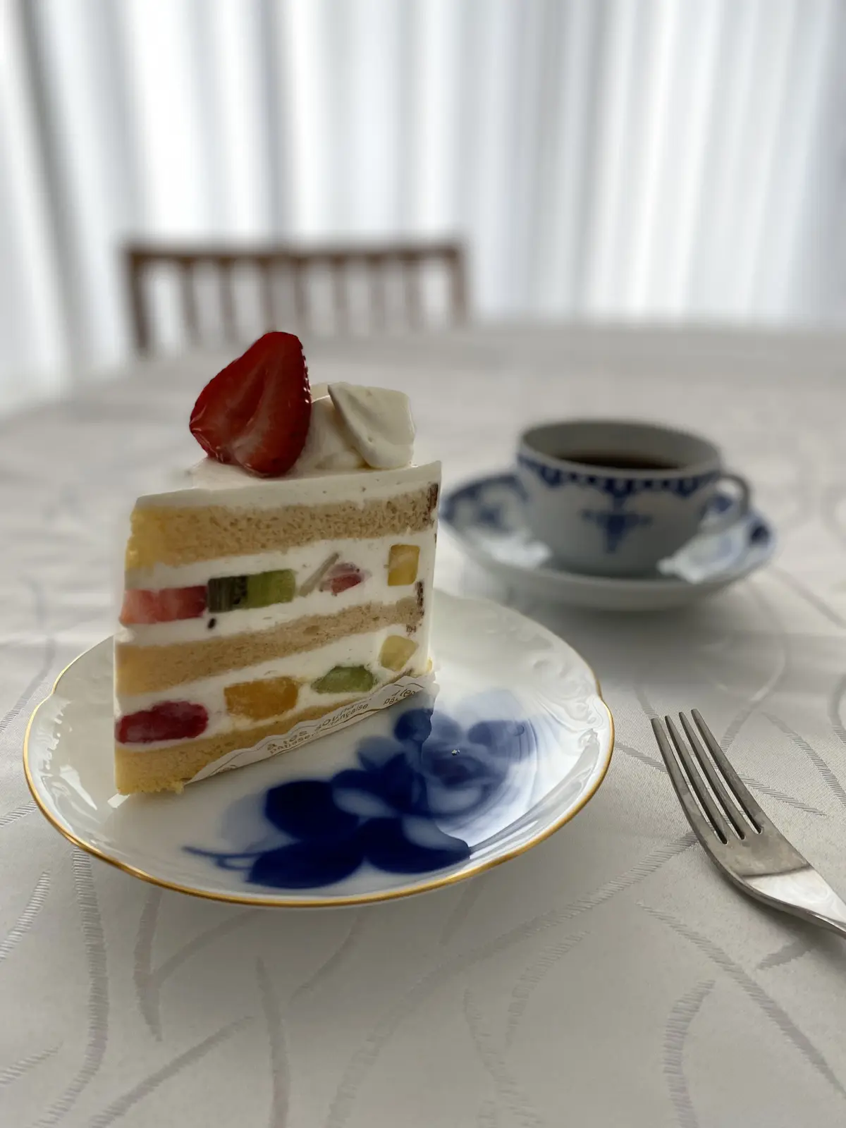 アテスウェイの季節のフルーツショートケーキ。ふわふわスポンジに旬のフルーツを贅沢に使った一品。吉祥寺で人気の定番ケーキ。誕生日ケーキや記念日スイーツとしてもおすすめ。