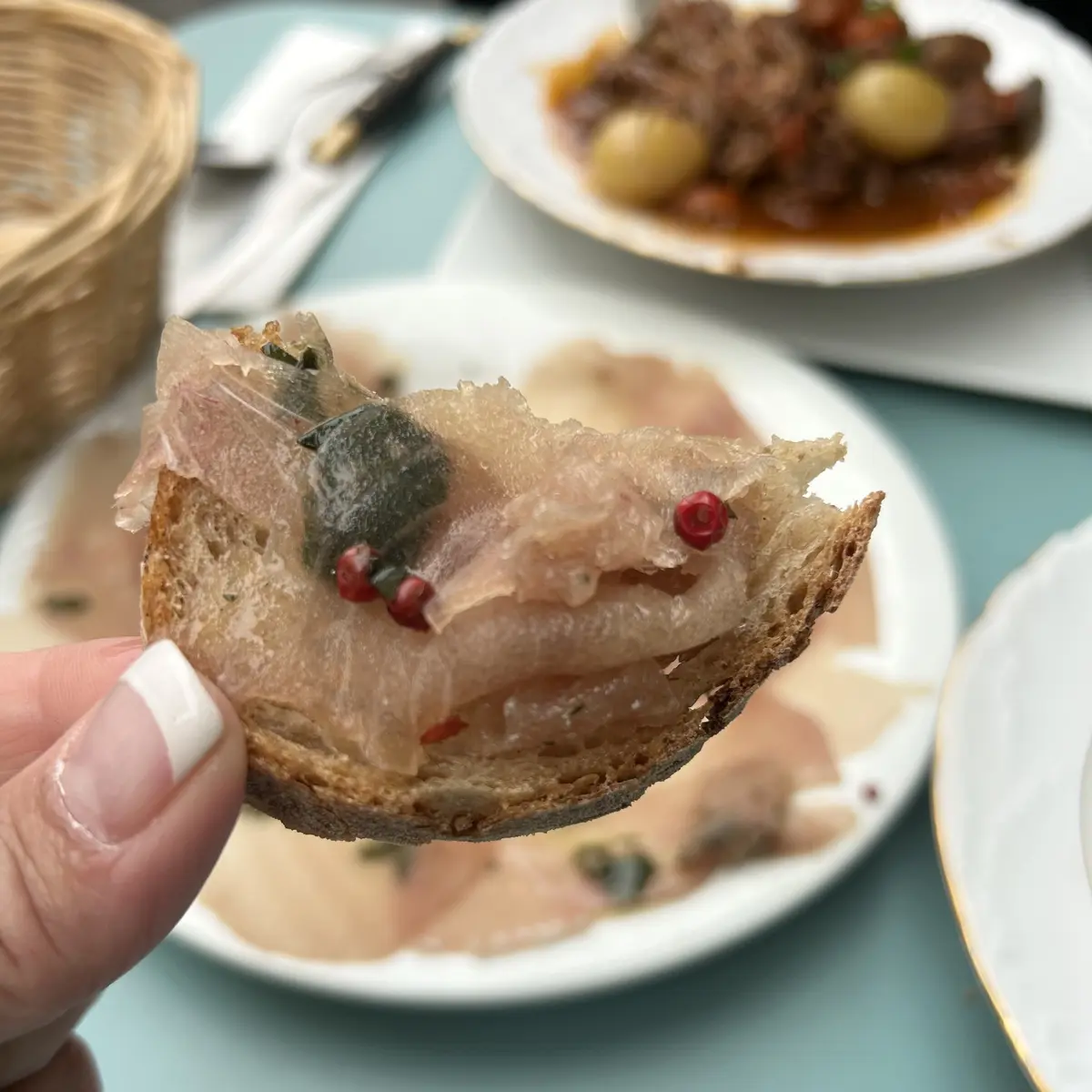 パリ　シテ島　レストラン「Au Vieux Paris d'Arcole」