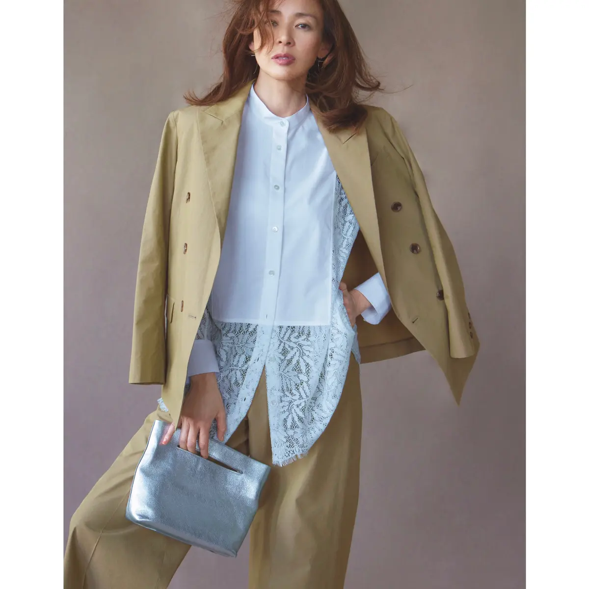 ベージュのジャケット&パンツのセットアップに白レースつきシャツを合わせたコーディネート　モデル・SHIHO