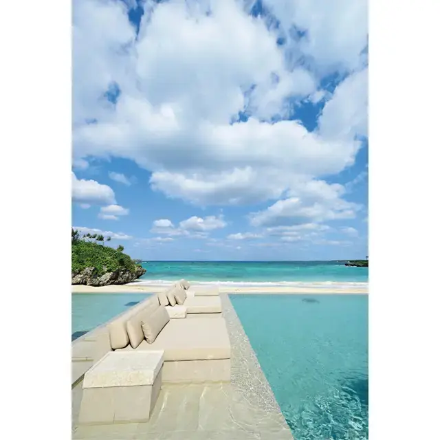 プールサイドで寝そべっていると、周囲を海に囲まれているような気分になる。