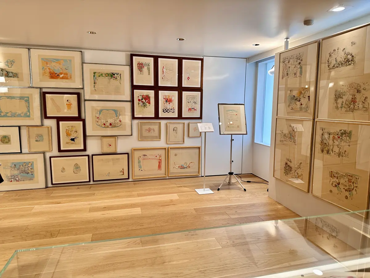 木の温もり感じる村上春樹ライブラリーと山の画像_6