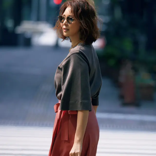 ヴェルメイユパーイエナのTシャツを着るSHIHO