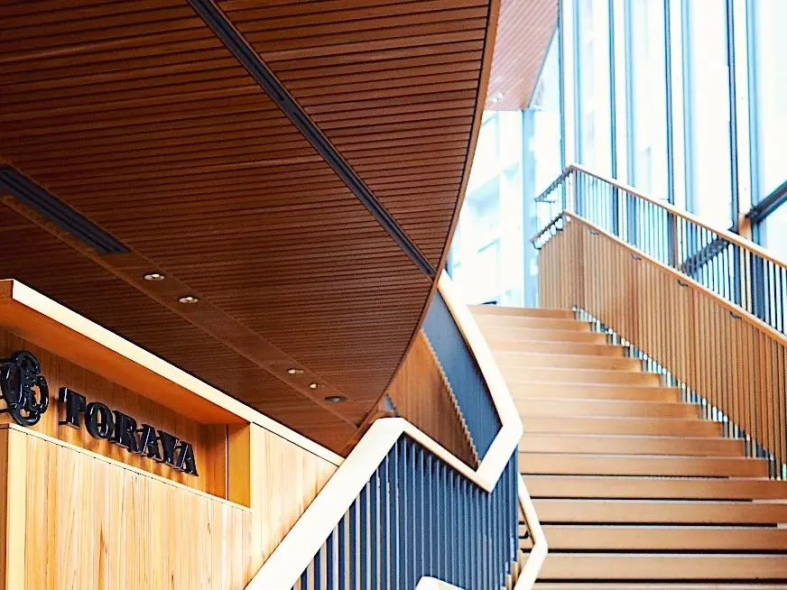 吉野ヒノキの香りが漂う店内