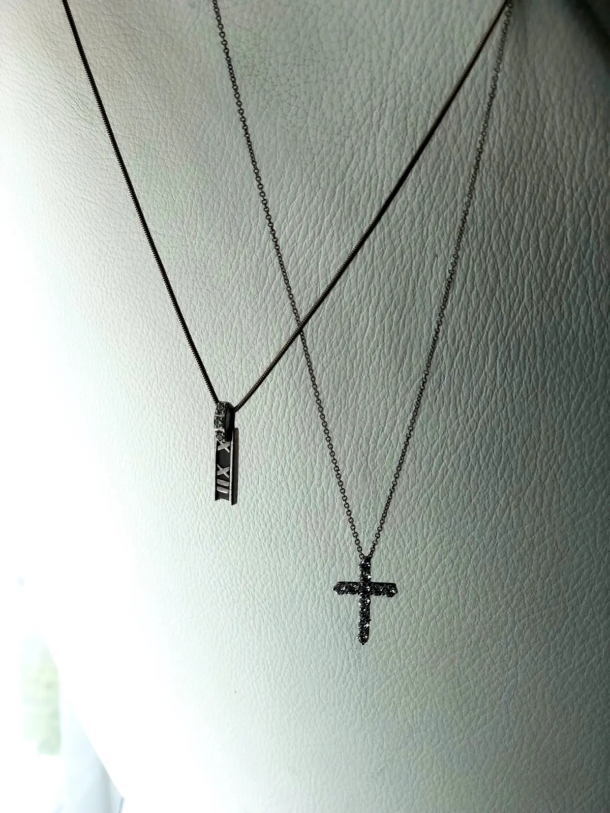 シンプルコーデは小物で華やかにの画像_1