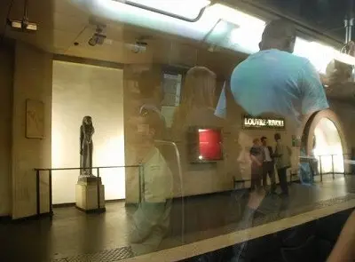 巴里　ルーブル駅　地下鉄　パリ旅行　