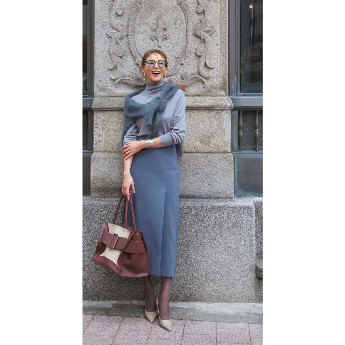 グレーのタートルトップスとブルーグレーのタイトスカートのコーデ　モデル・SHIHO